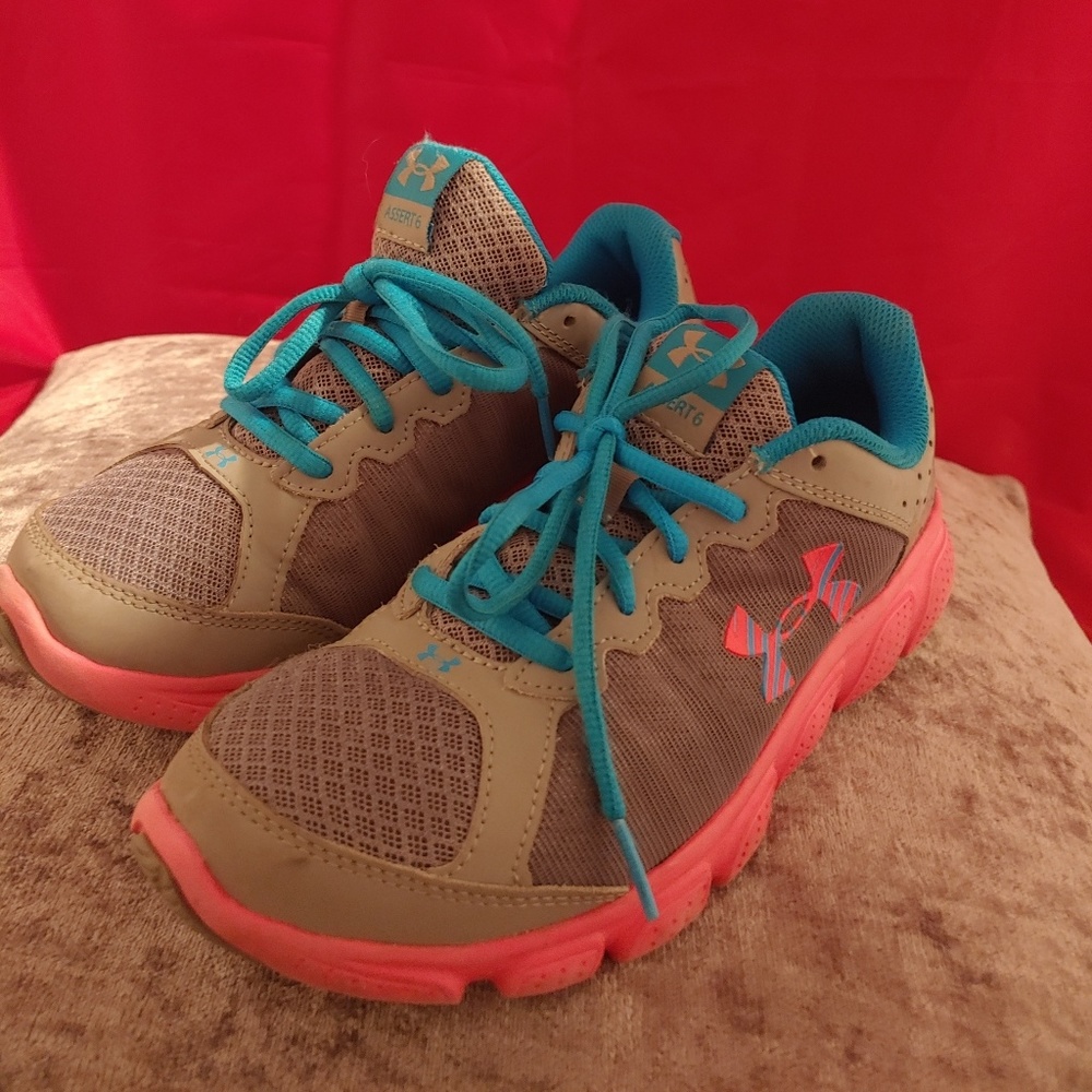 Under Armour Girls shoes size 5Y